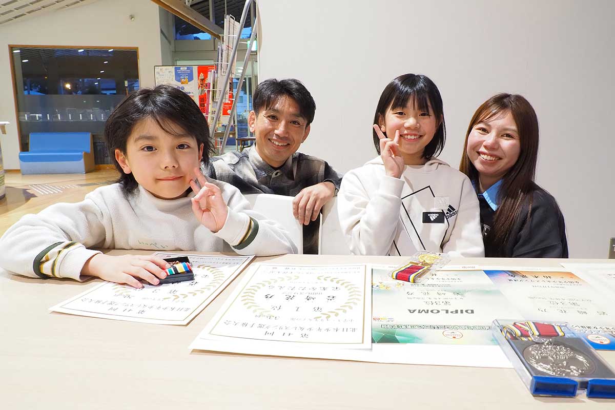 寄り添い合いながらレスリングに取り組む岩﨑親子