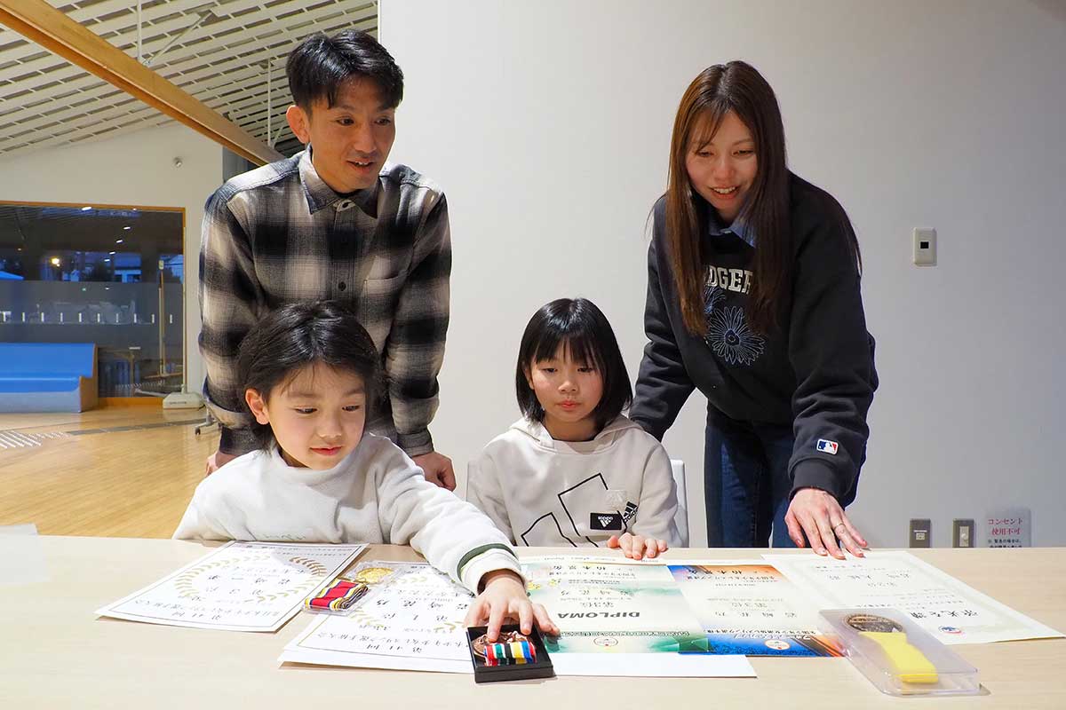 目標実現へ。賞状やメダルを見ながら感情を共有する