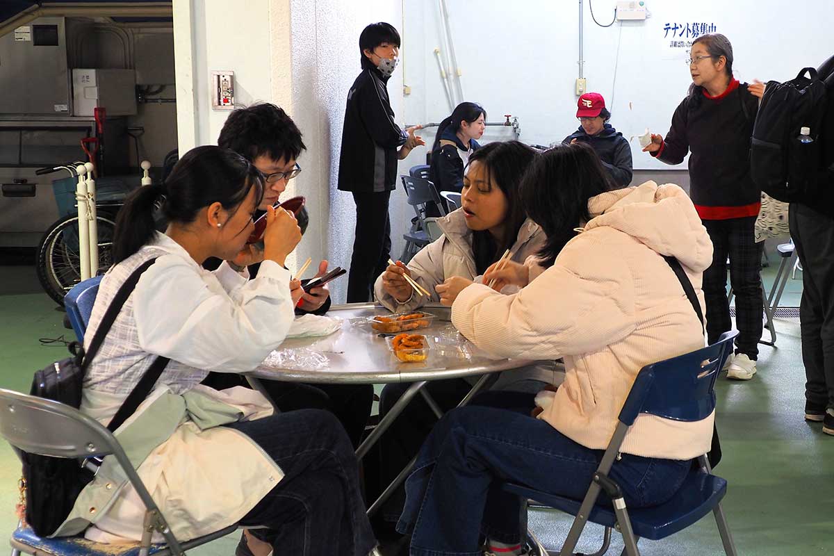 地元の食材を生かしたメニューを味わう来場者
