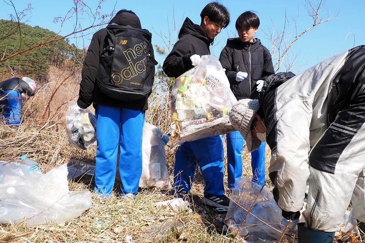 投げ捨てられていたとみられるごみ袋を回収する参加者