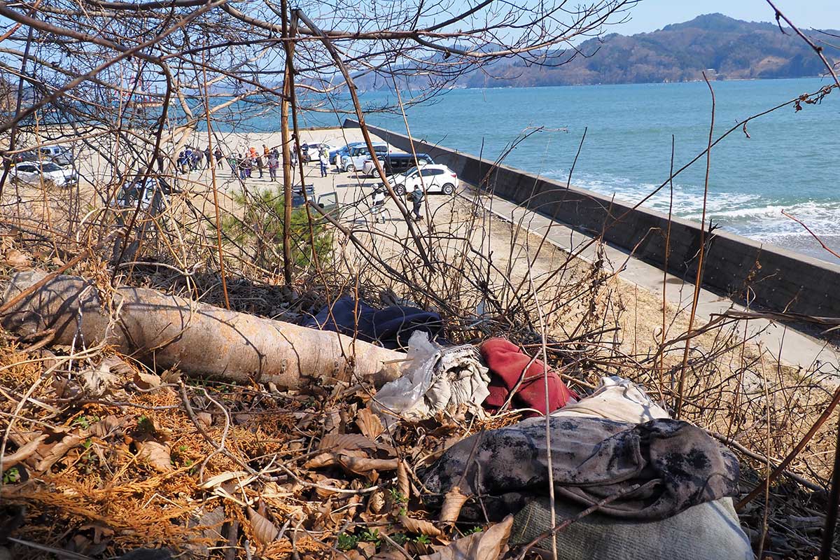 片岸海岸に向かう県道231号沿いに捨てられたごみ