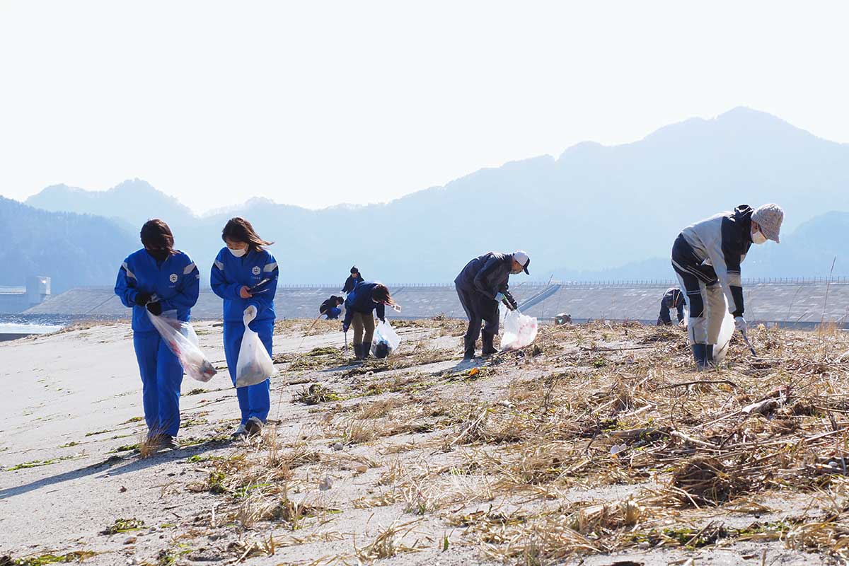プラスチック片など細かなごみもできる限り拾い集めた