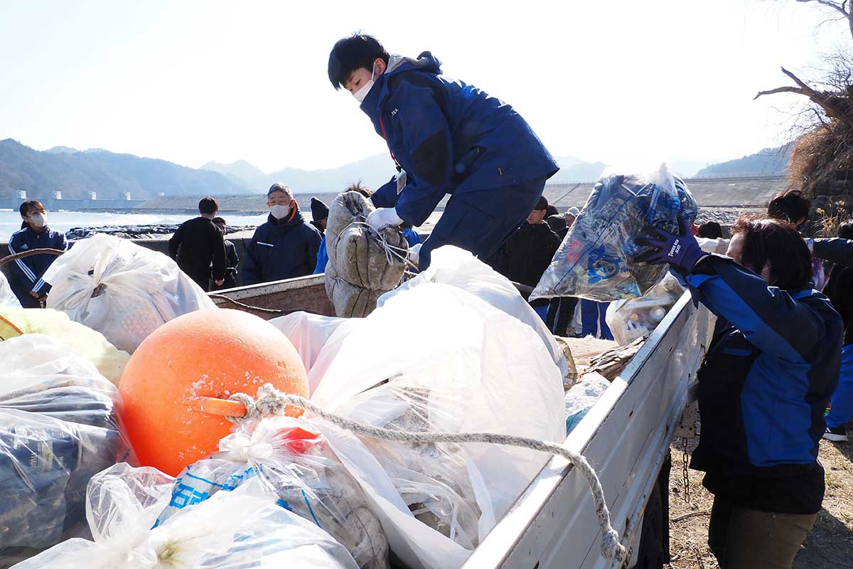 集められたごみを軽トラックに積み込む釜石市の職員ら