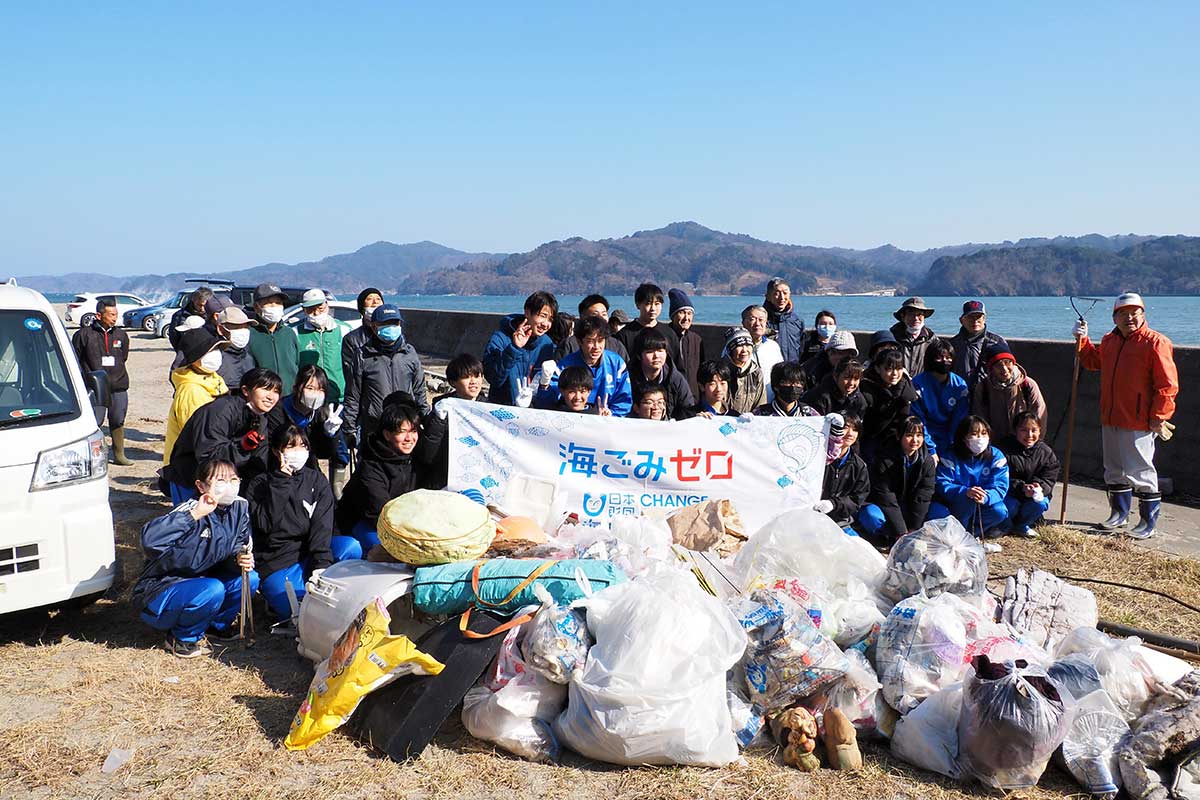 片岸海岸で行われた「不法投棄バスターズ」の参加者