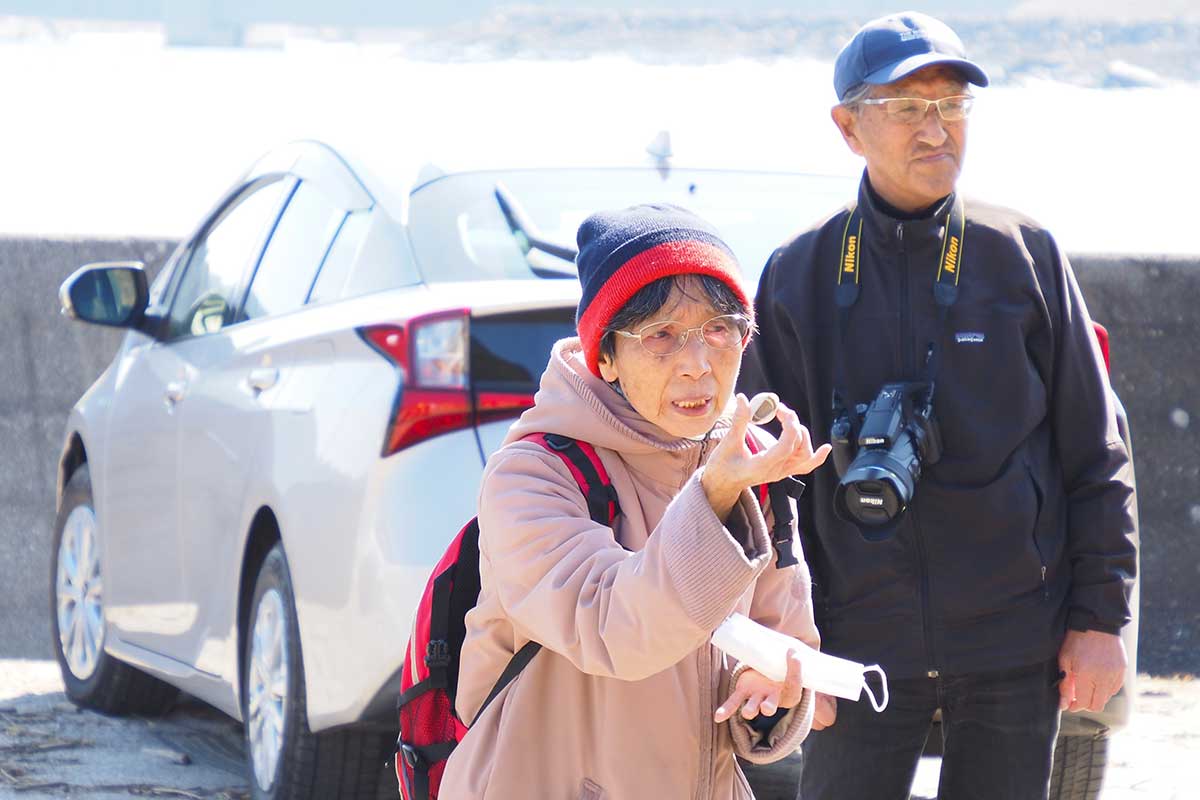 ごみの不法投棄がもたらす環境への影響を訴える加藤直子代表(手前)