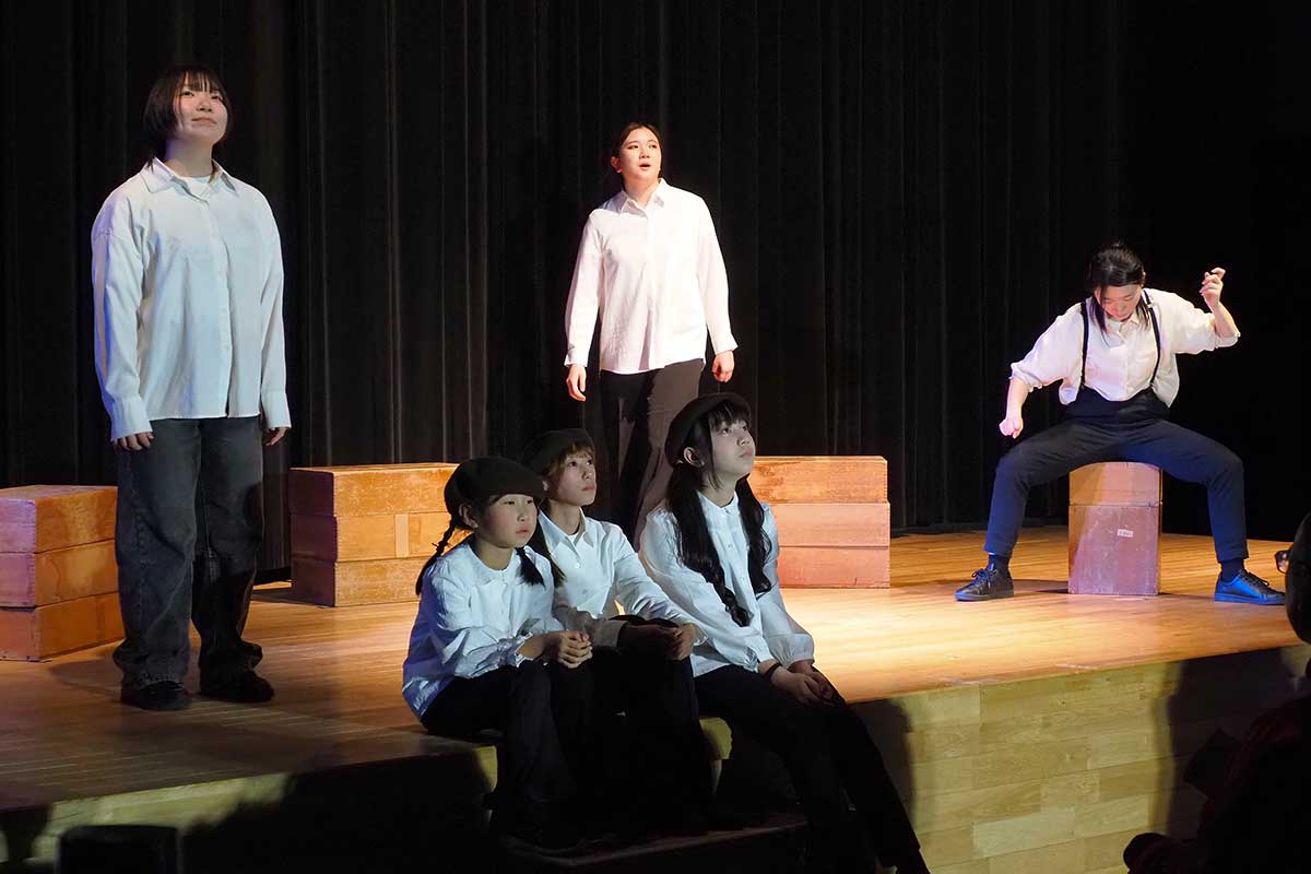 C-Zeroアカデミーの修了発表会で朗読劇を披露する生徒たち