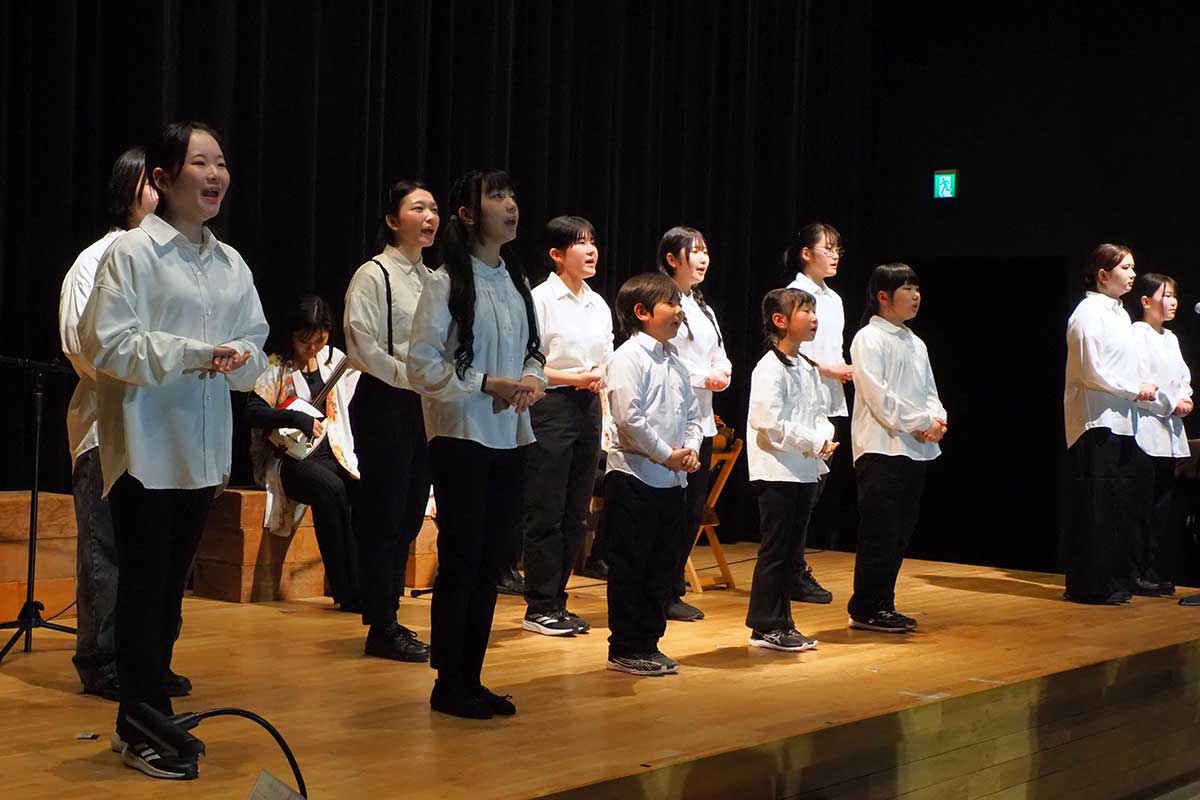岩手県ゆかりの民謡で声を合わせる1期生