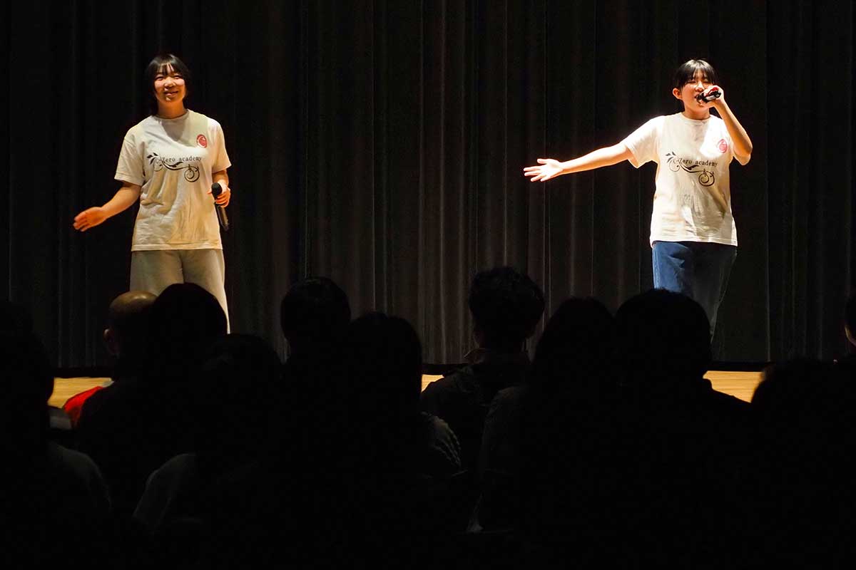 作詞作曲した歌で会場を盛り上げた生徒たち