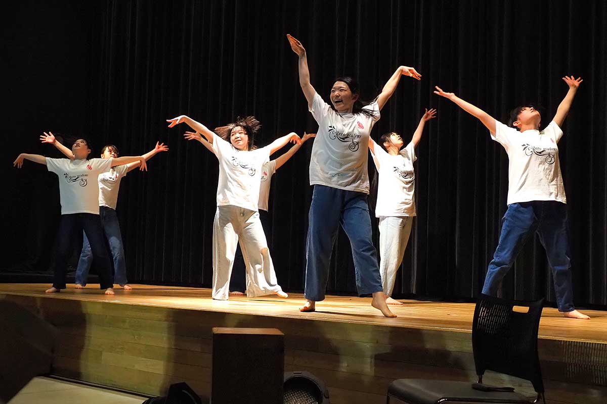 笑顔を弾かせながらダンスパフォーマンス