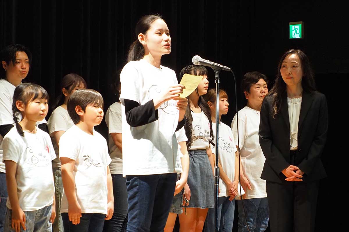 修了式で感謝の気持ちや決意を伝えた矢浦望羽さん（手前）