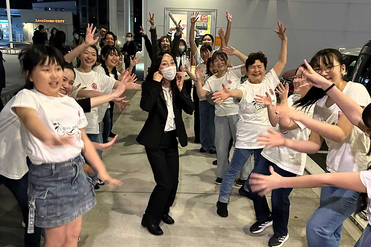 笑顔がキラリ。菊池由美子校長（中央）を囲む1期生