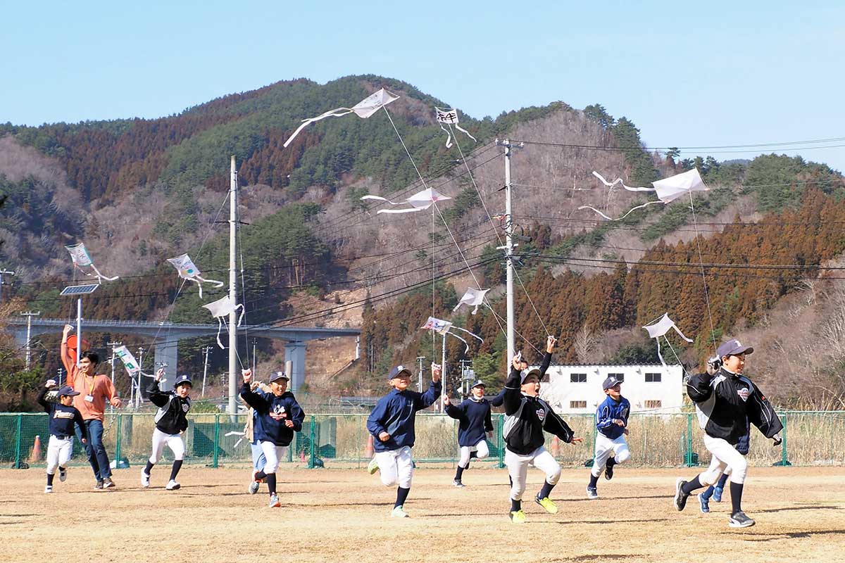 「舞い上がれ、高く」。子どもらが元気いっぱいに走り出す