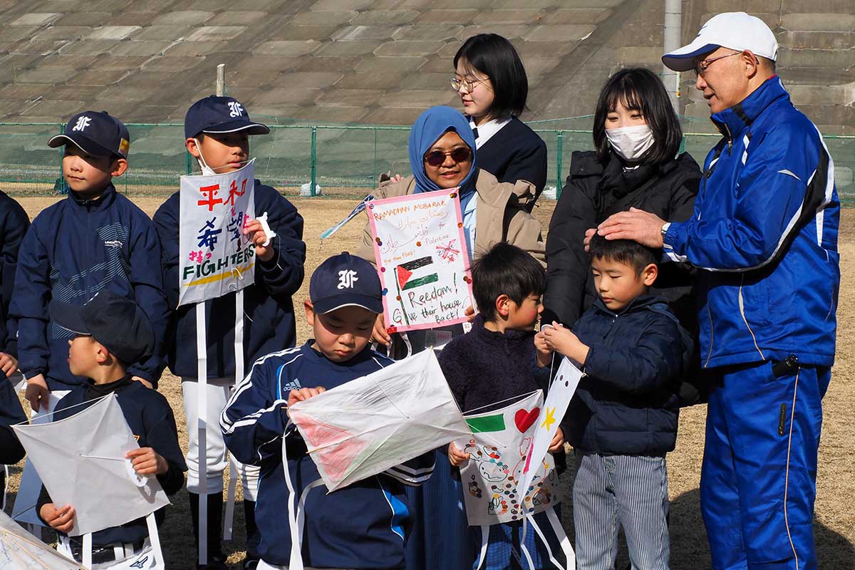 子どもたちをあたたかく見守る下村恵寿さん（右）