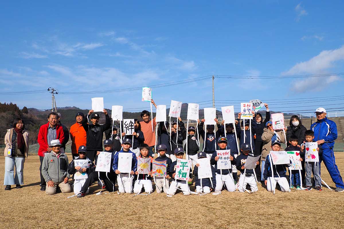 パレスチナの希望と平和の象徴であるたこを掲げる参加者