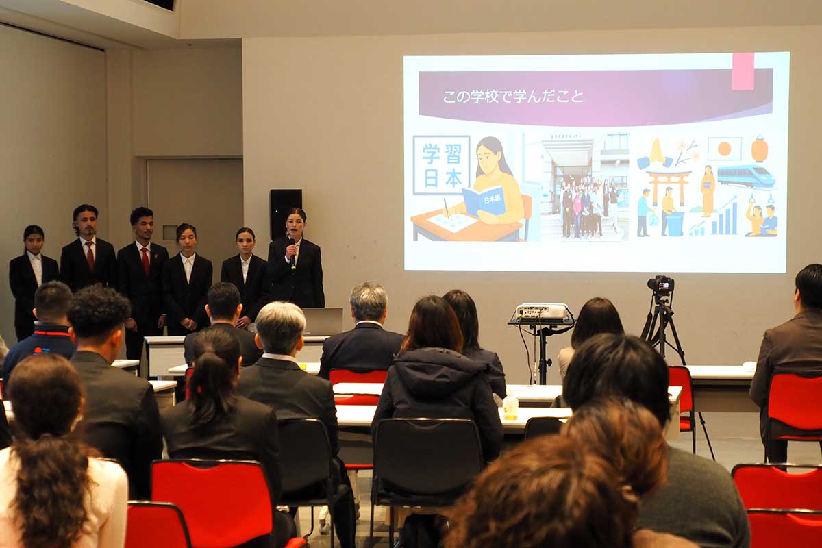 釜石市国際外語大学校の卒業研究発表会で学びの成果を披露する学生たち