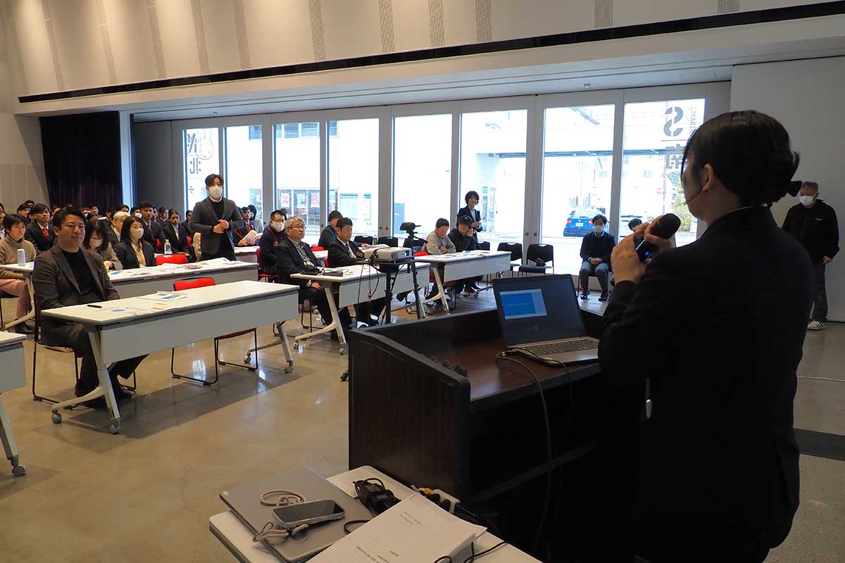 聴講した人からの質問に答えたりして成果を示した