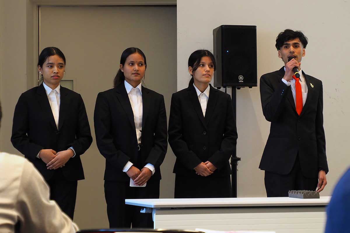 日本語の習熟度を披露するネパールからの留学生たち