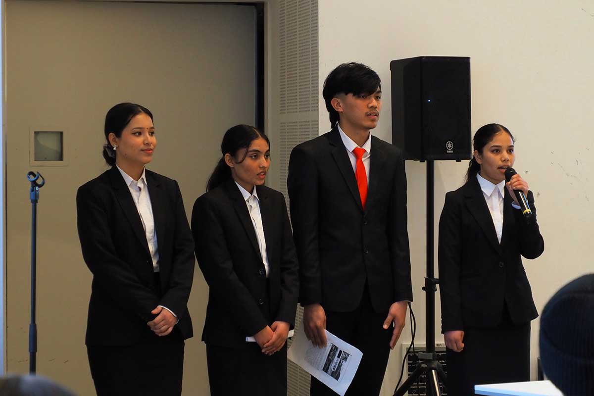 忘れ物が手元に戻ったエピソードやアルバイト先での経験をスピーチ