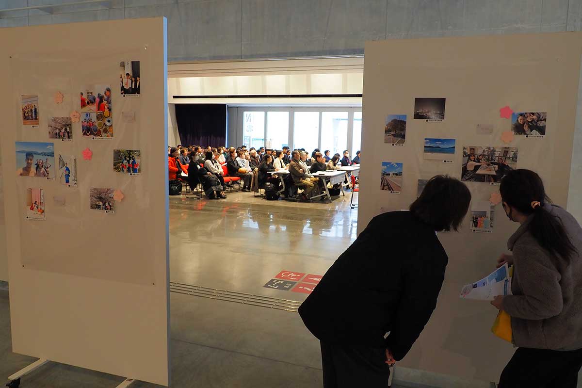 学生たちが撮った街の風景や日常を切り取った写真の展示