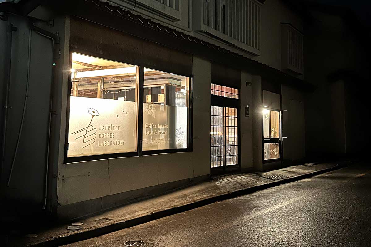 おいしいコーヒーを味わえるカフェが通りに明かりをともす