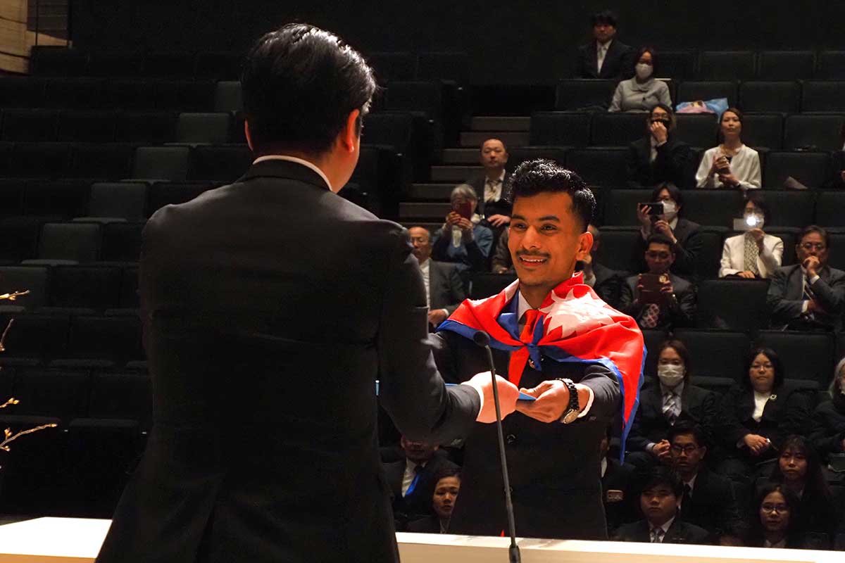 及川源太校長（手前）から卒業証書を受け取る卒業生