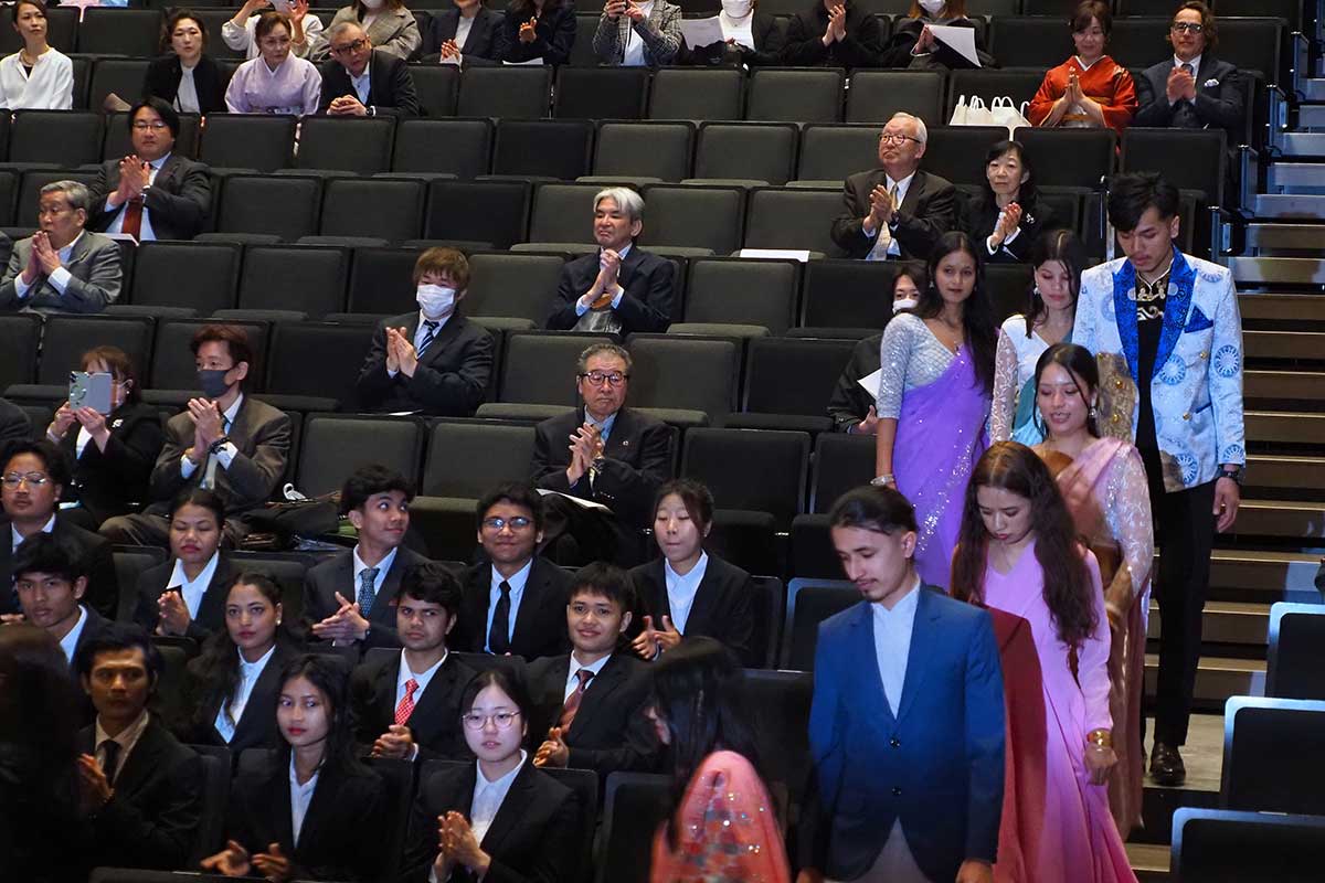 在校生や教職員、保護者らに見守られ入場する卒業生