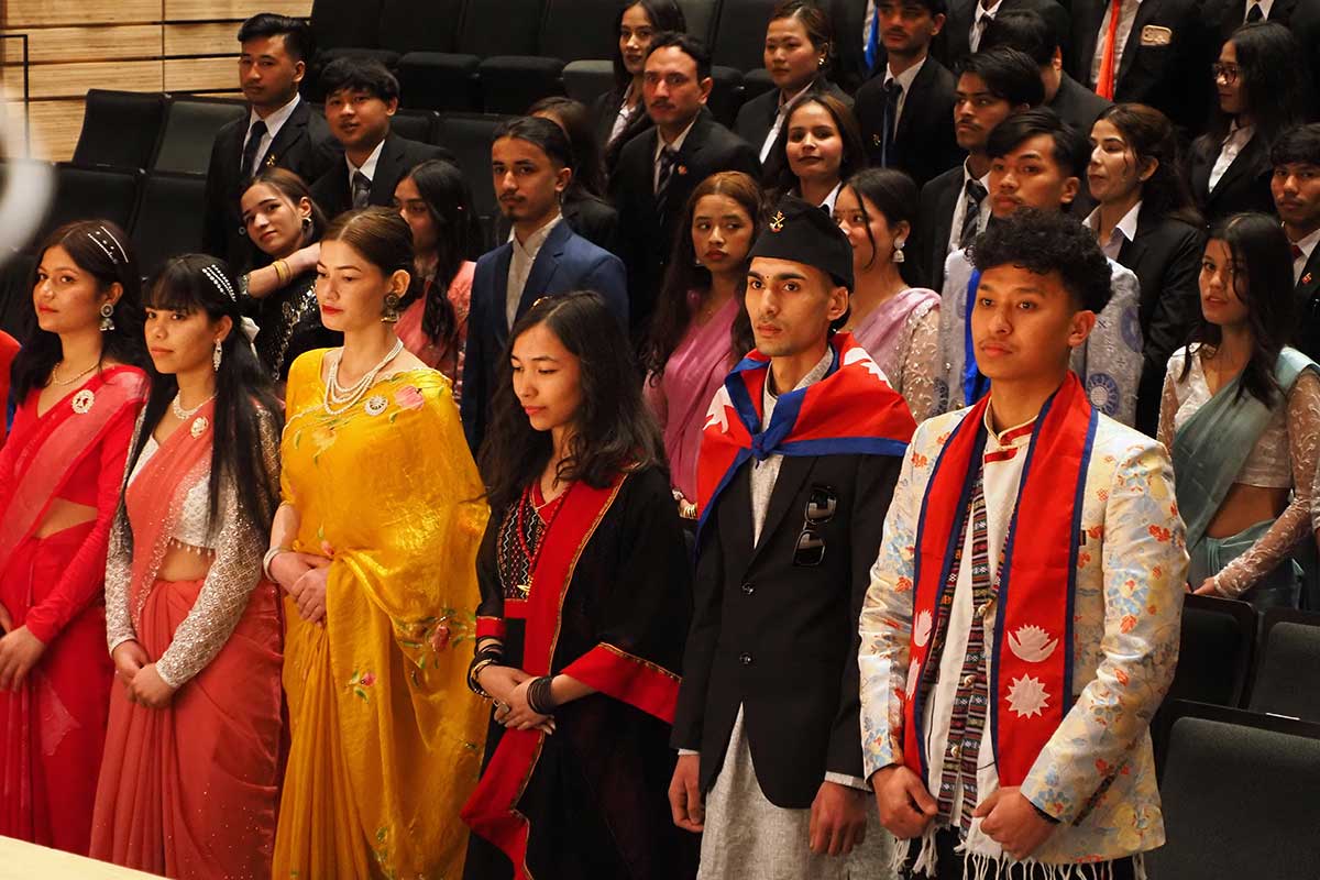 サリーなど華やかな民族衣装をまとって卒業式に臨む
