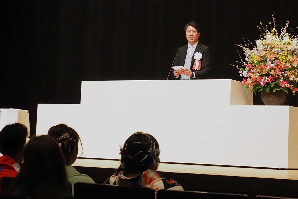 卒業生にはなむけの言葉を送る及川校長