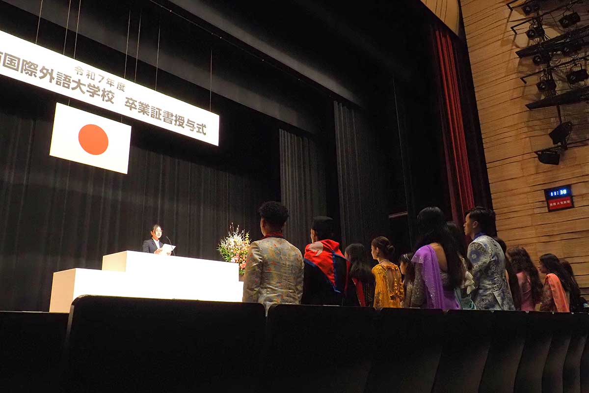 在校生が送辞。卒業生（手前）に感謝を伝える