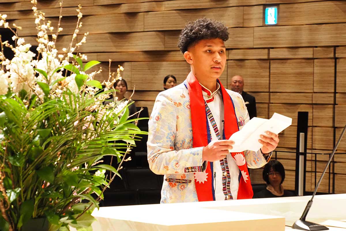 答辞で将来への決意を語るラマ ビサルさん