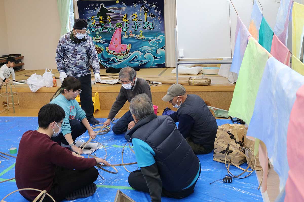 有志らによる「3・11」あんどんの制作作業＝8日、根浜海岸レストハウス