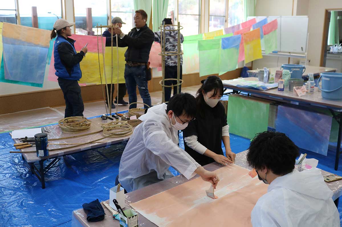 8日の制作作業には地元釜石から10人余りが参加。分担して各種作業に取り組んだ