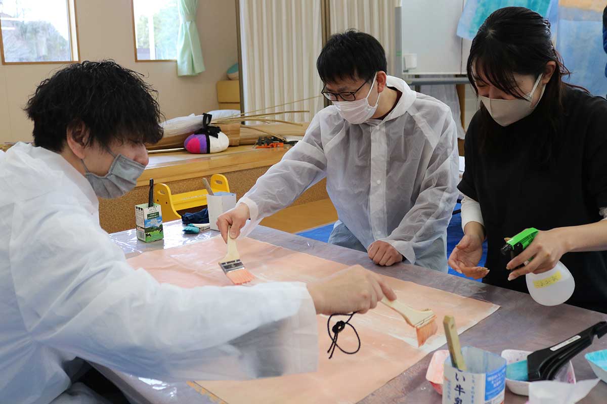 竹の骨組みに貼り付ける「美濃和紙」にさまざまな色を塗る