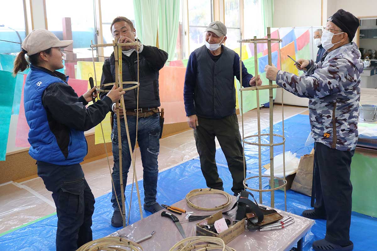 細く切った竹で数字の「11」をかたどる骨組みを作る