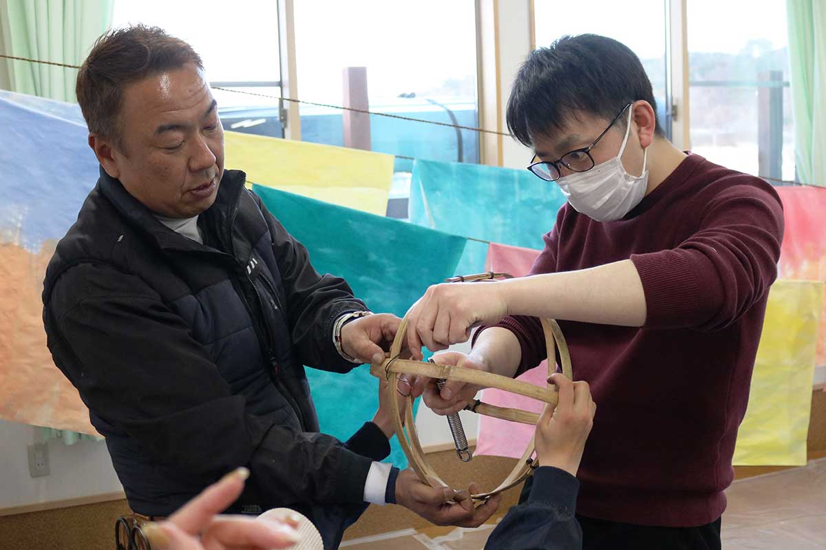 「・（中点）」は円形にした竹を組み合わせて作る。竹は強度としなやかさを保てる薄さに削って加工