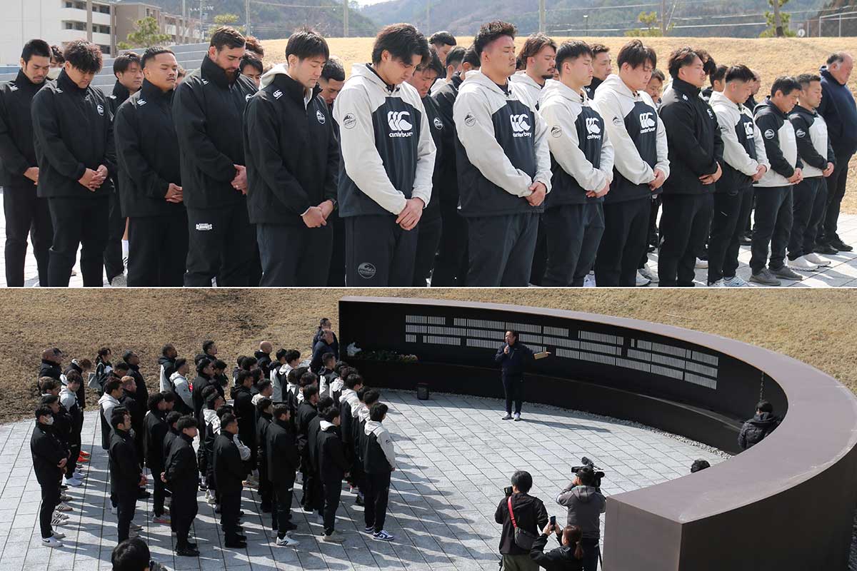 試合前日の6日、釜石祈りのパークで震災犠牲者に黙とうをささげる釜石SWの選手、スタッフら