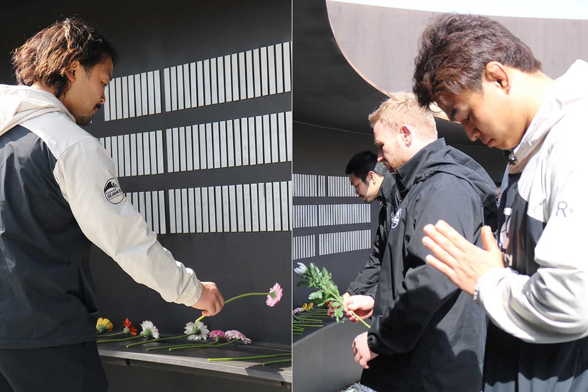 犠牲者の芳名板の前で献花。冥福を祈り手を合わせた