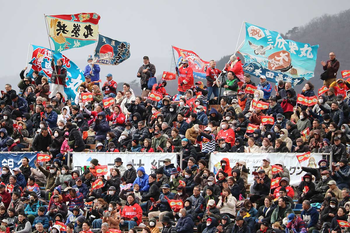 釜石SWの活躍にバックスタンド席の大漁旗や手旗が揺れる