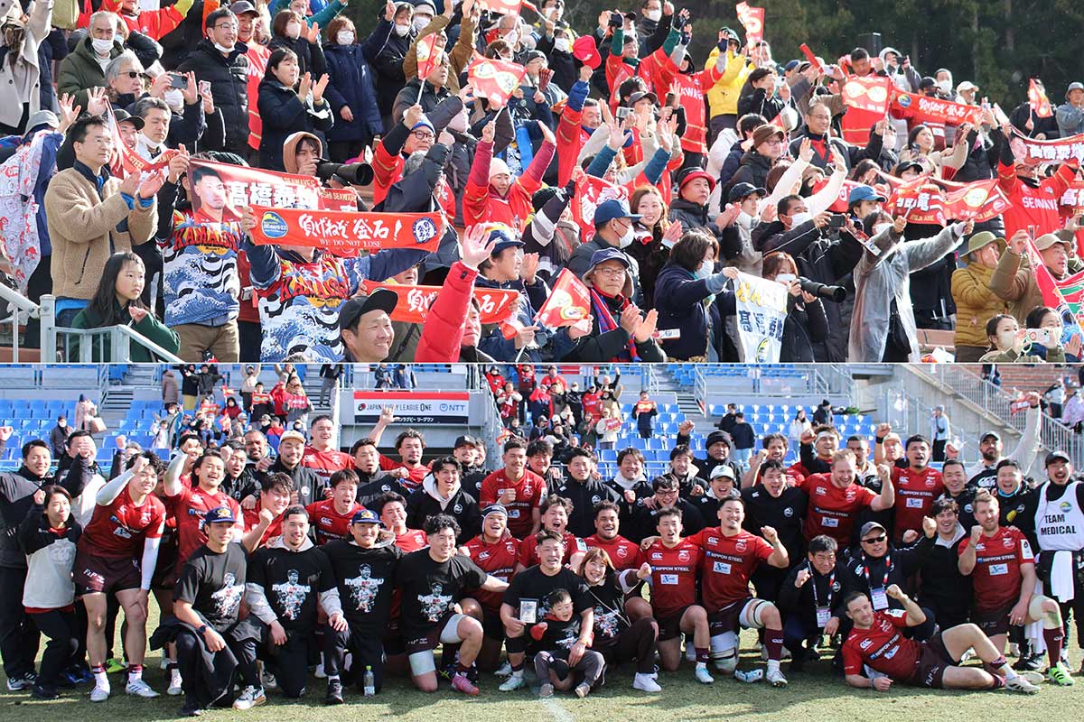 選手タオルなどを掲げ、すばらしい試合に感謝する観戦客（写真上）