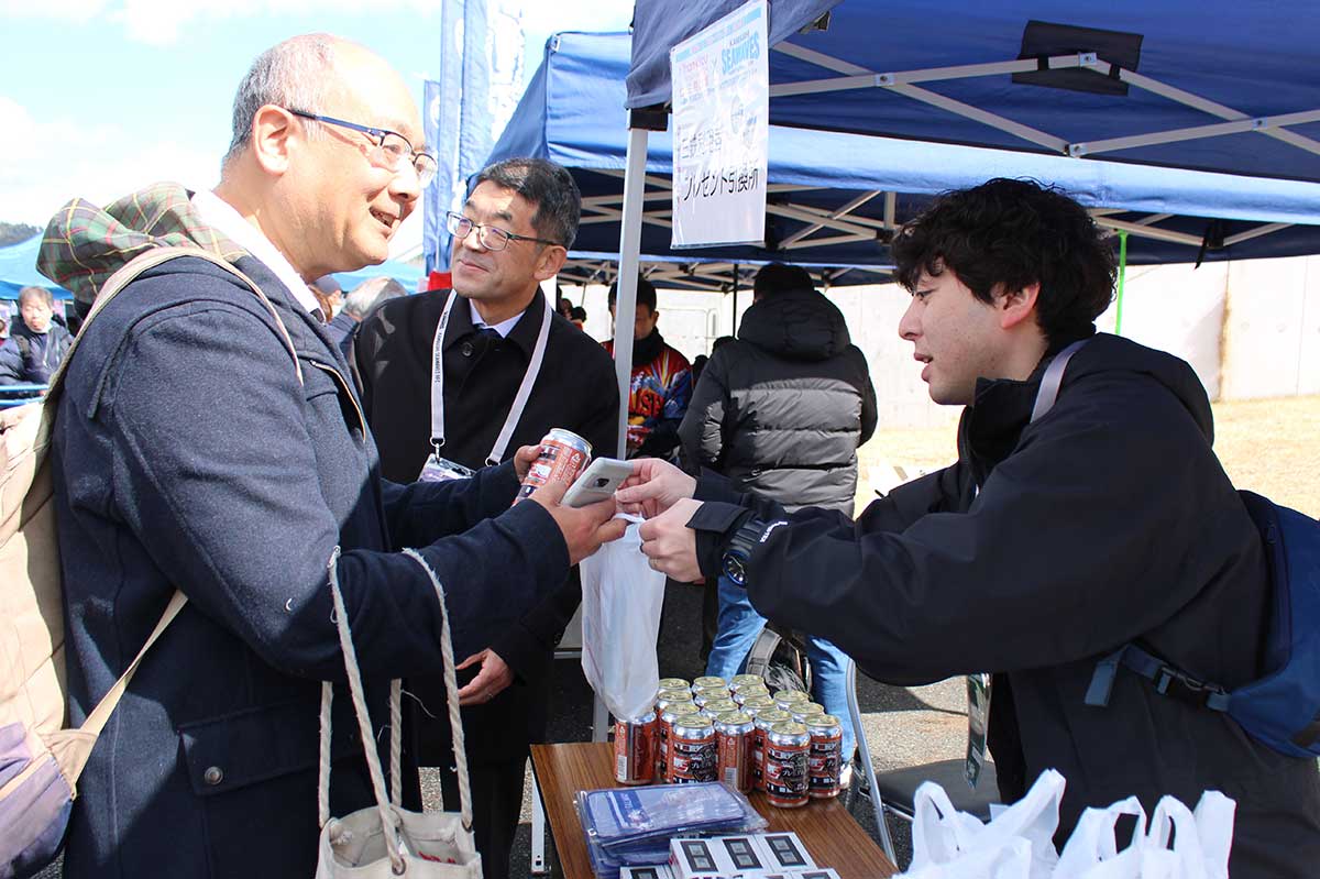 三陸鉄道を利用し来場した観戦客には、限定缶バッジや三鉄グッズなどをプレゼント