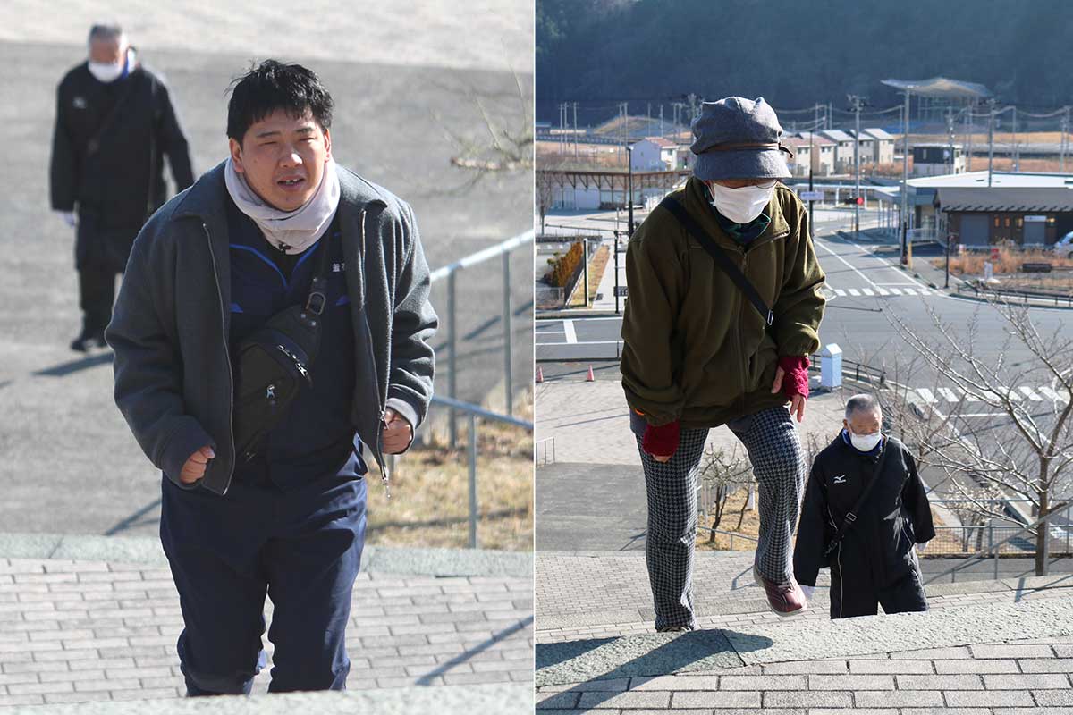 大津波警報発表の訓練放送を受け、津波緊急避難場所の鵜住居小・釜石東中校庭を目指し、学校前の階段を駆け上がる人たち