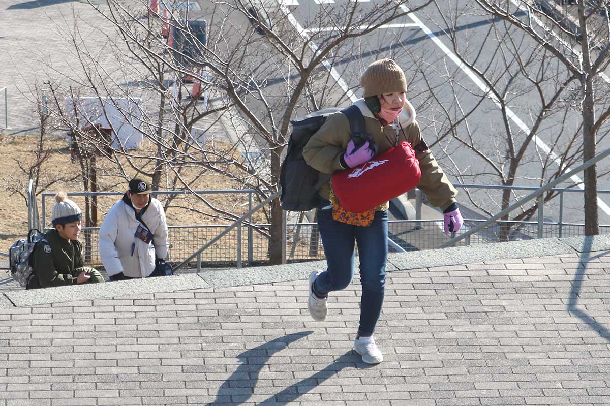 「急げ！高台へ」 子どもたちも津波時の避難行動を実践