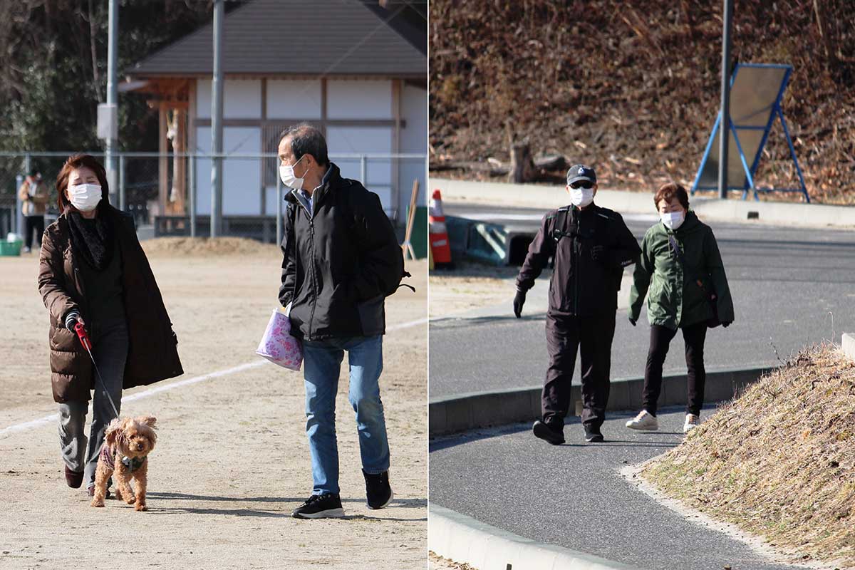 鵜住神社側の階段を上がり、校庭に向かう住民ら