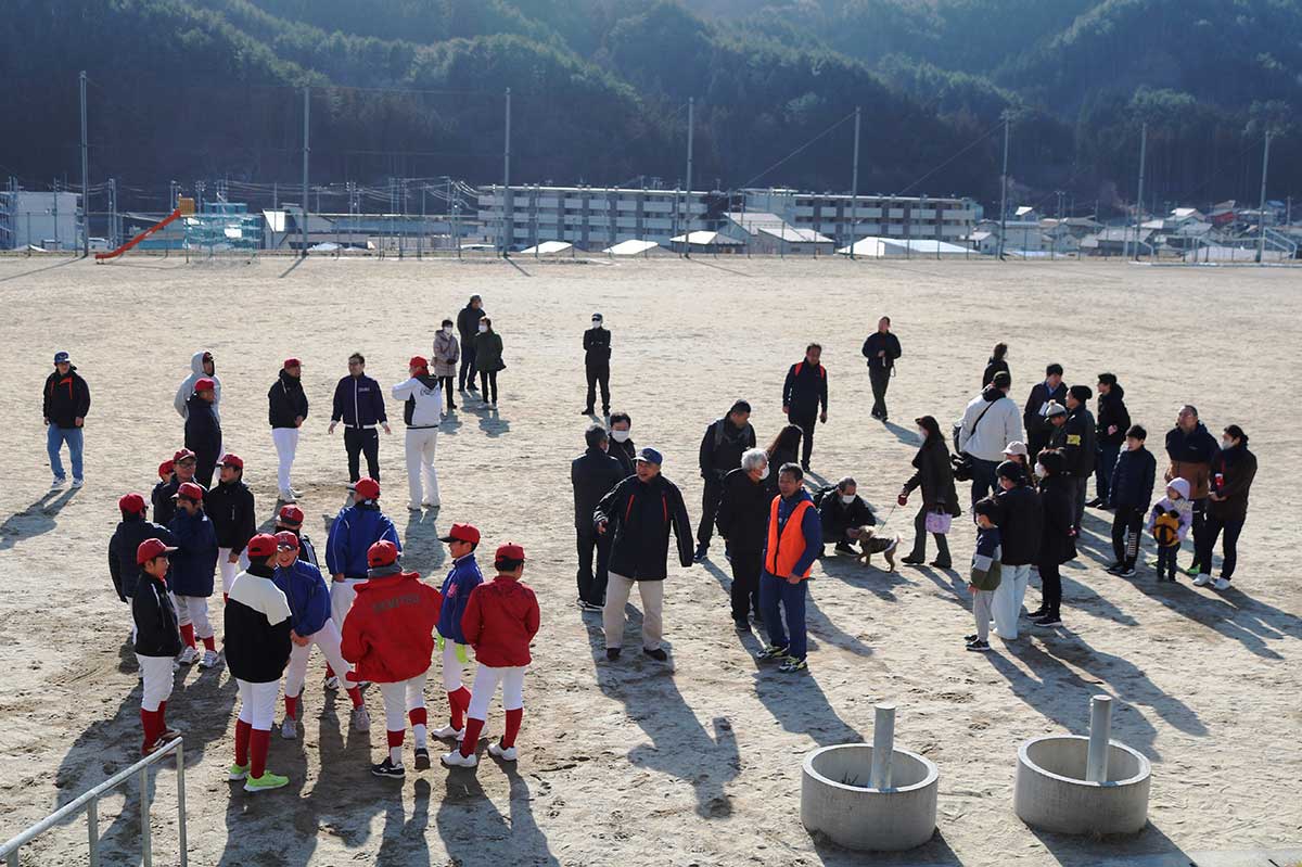 鵜小・東中校庭は海抜約20メートルの高台に位置。さらに高い場所にある校舎内の体育館は数日～数カ月の避難生活に対応する拠点避難所となる