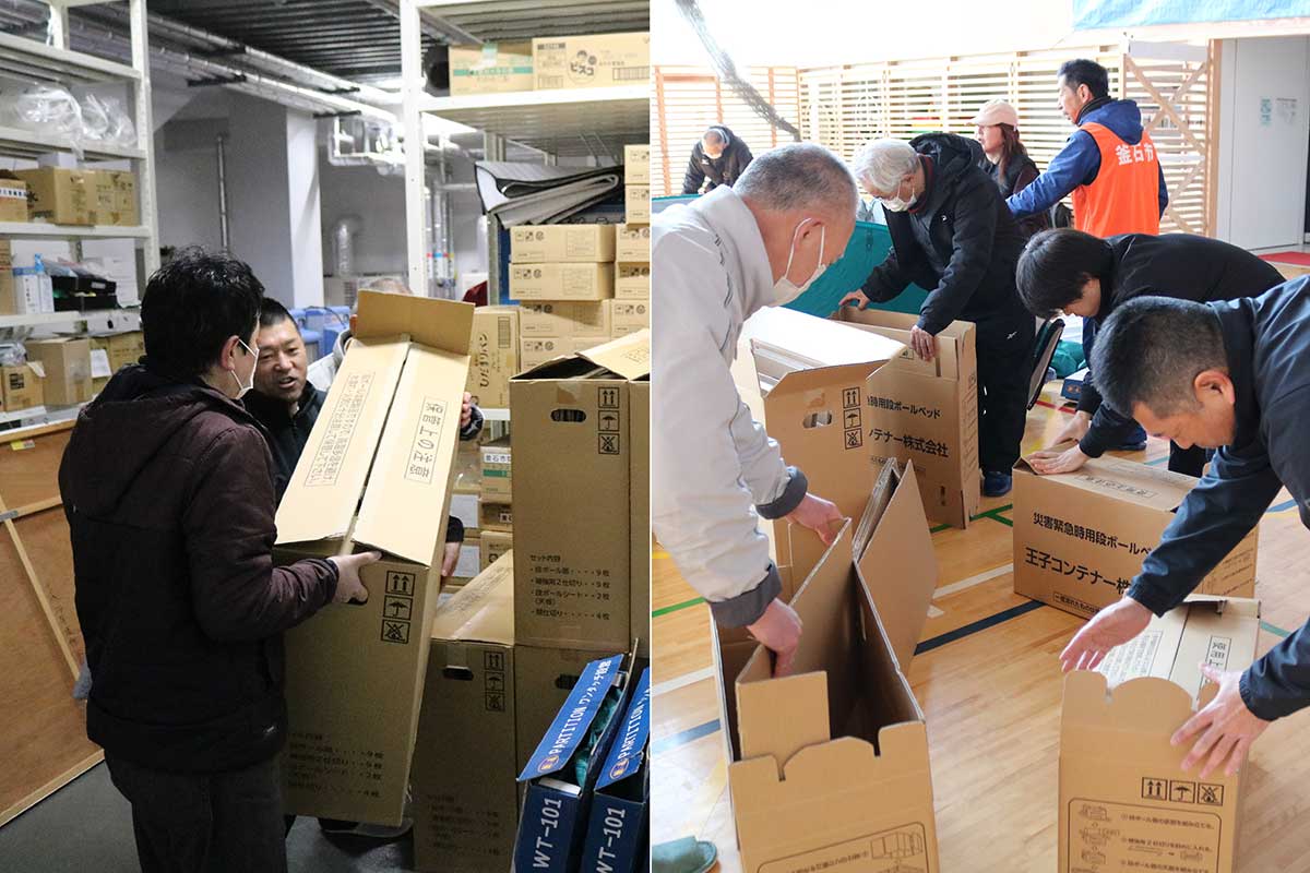 災害用備蓄倉庫から段ボールベッドのセットを運び出し、体育館で組み立て作業を体験