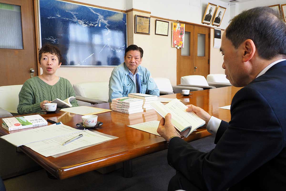 本をじっくりと見入る釜石市の関係者（右）