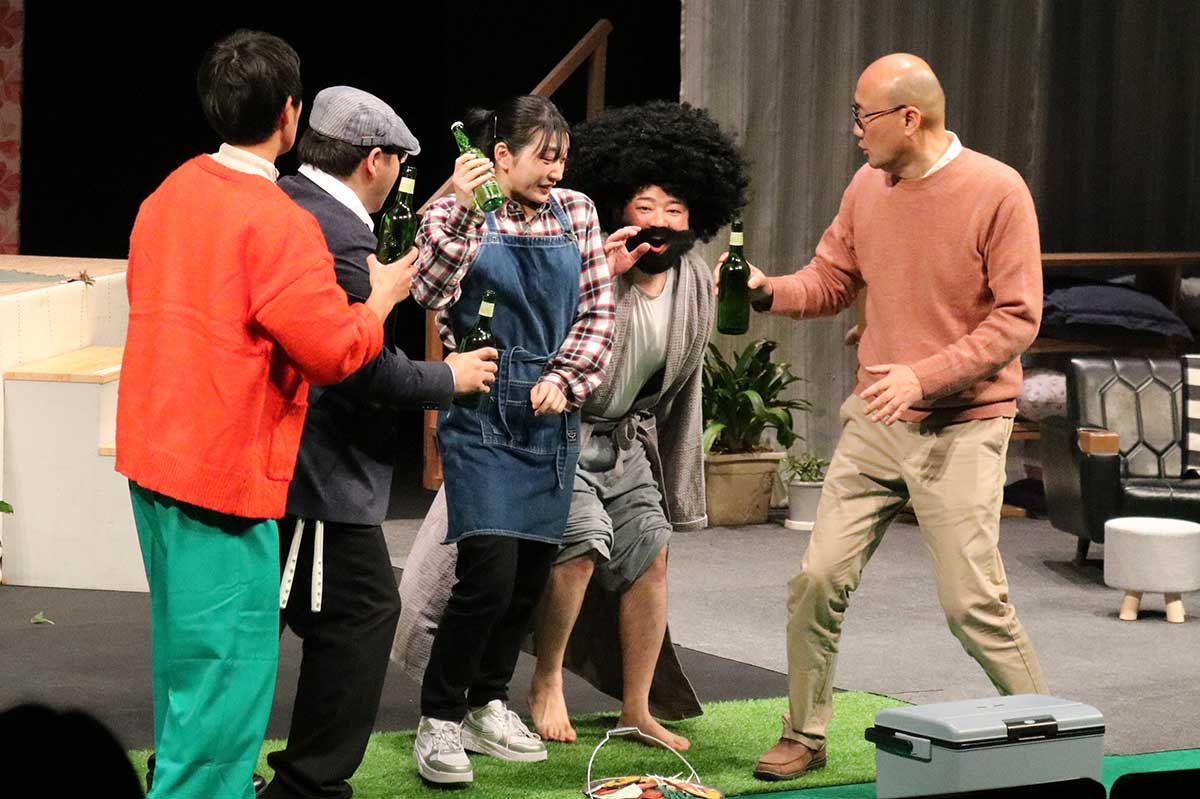 コメディー劇で楽しませた「劇団もしょこむ」の10周年集大成公演=21日、TETTO