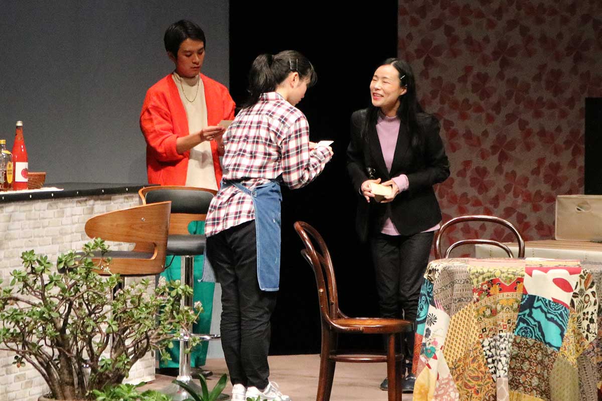 シェアハウスを訪ねてきたオカルトライターを名乗る女“八木”(右)の正体は?