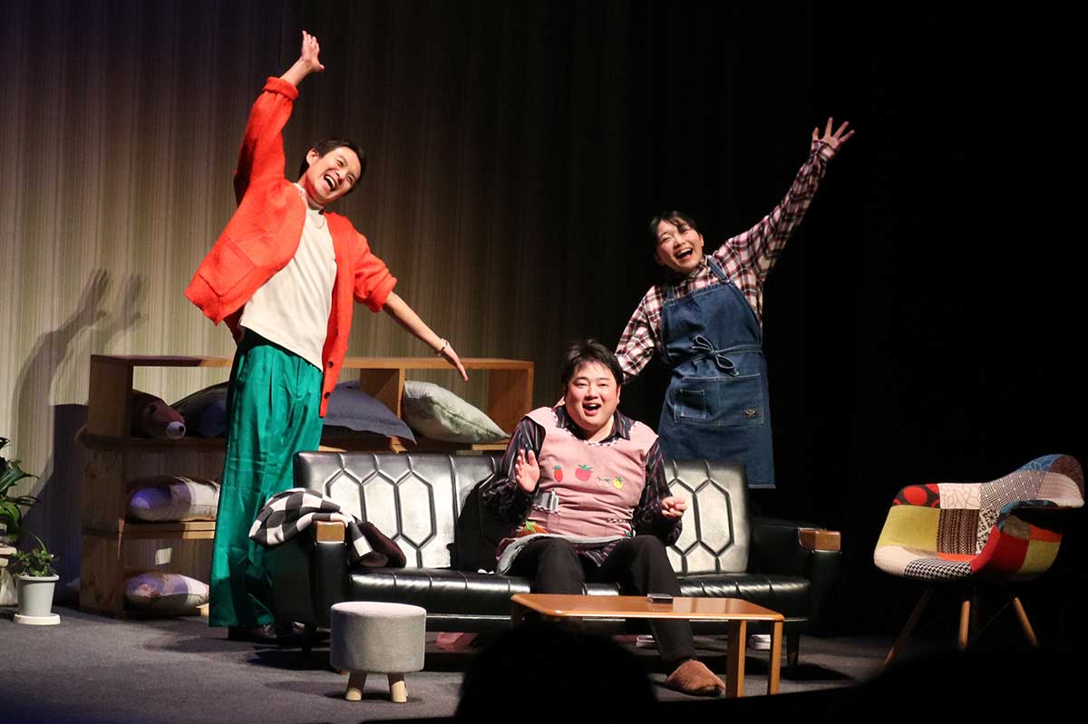 役者くずれのダメ男“コースケ”(中央)は髪を切って改心。ハウスに併設するカフェバーで働き始める