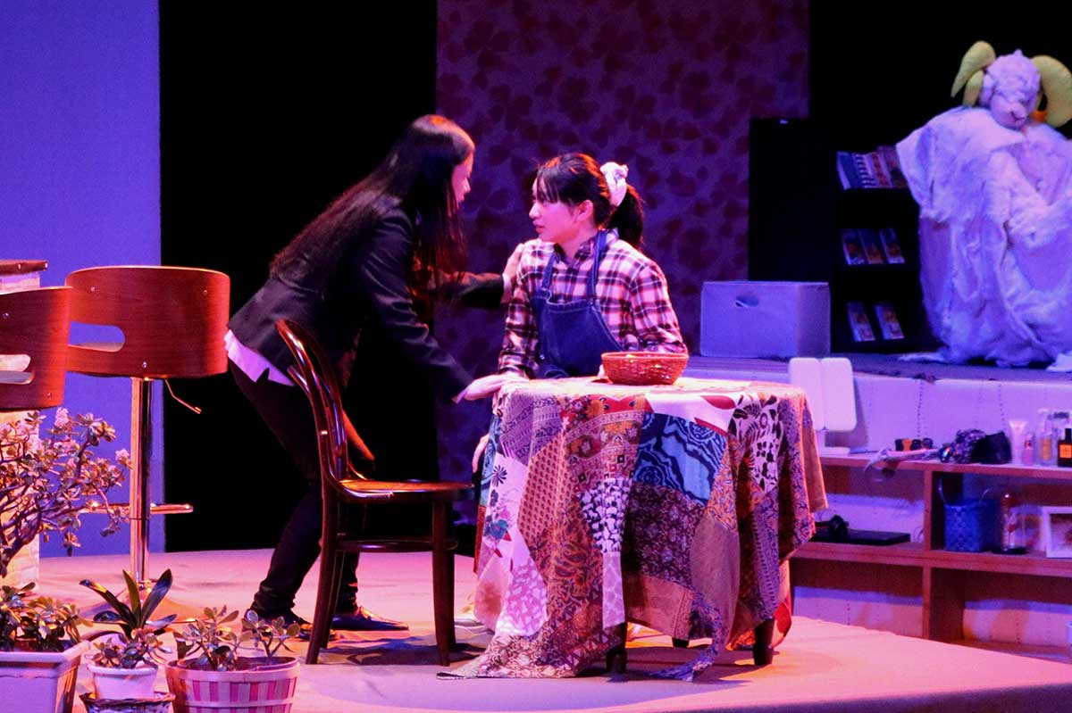 八木の言葉に心を乱される大学生“沙也加”(右)。沙也加もまたコールドスリープを待つ被験者だった